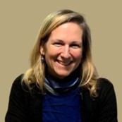 Un portrait de Chantal Desmarais Barton, souriante.