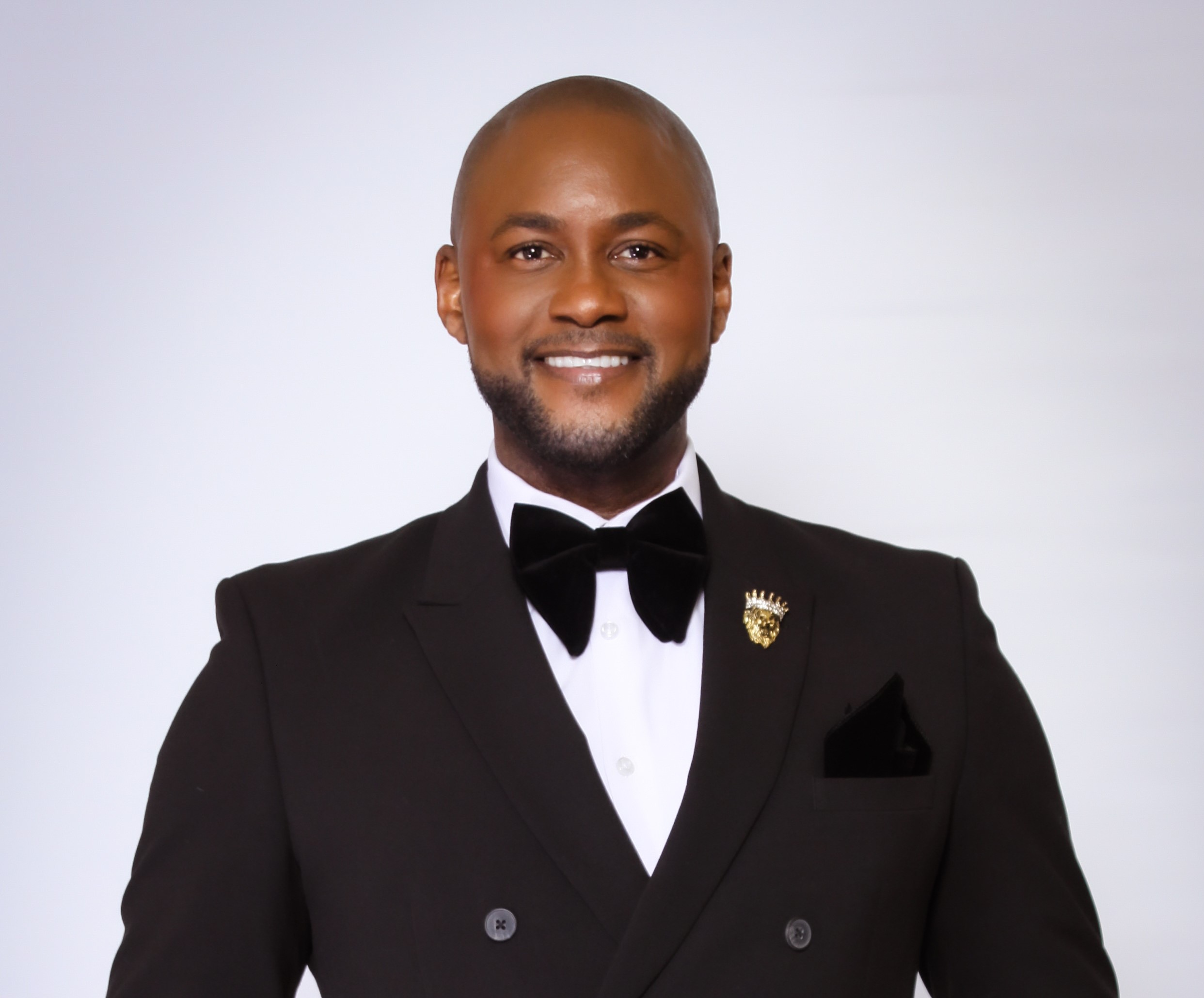 Photo d'Andrew B. Campbell portant un costume noir, souriant.