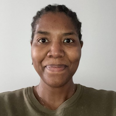 Un portrait de Lainy Destin, souriante.