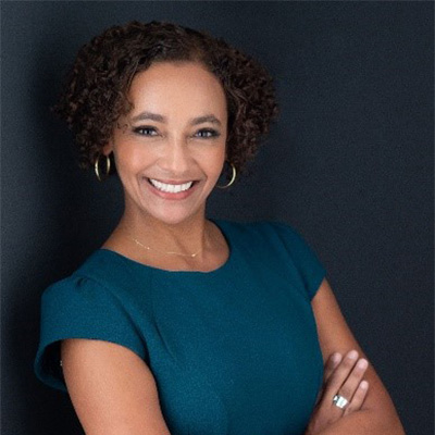 Un portrait de Nathalie Laviades Jodouin, souriante.